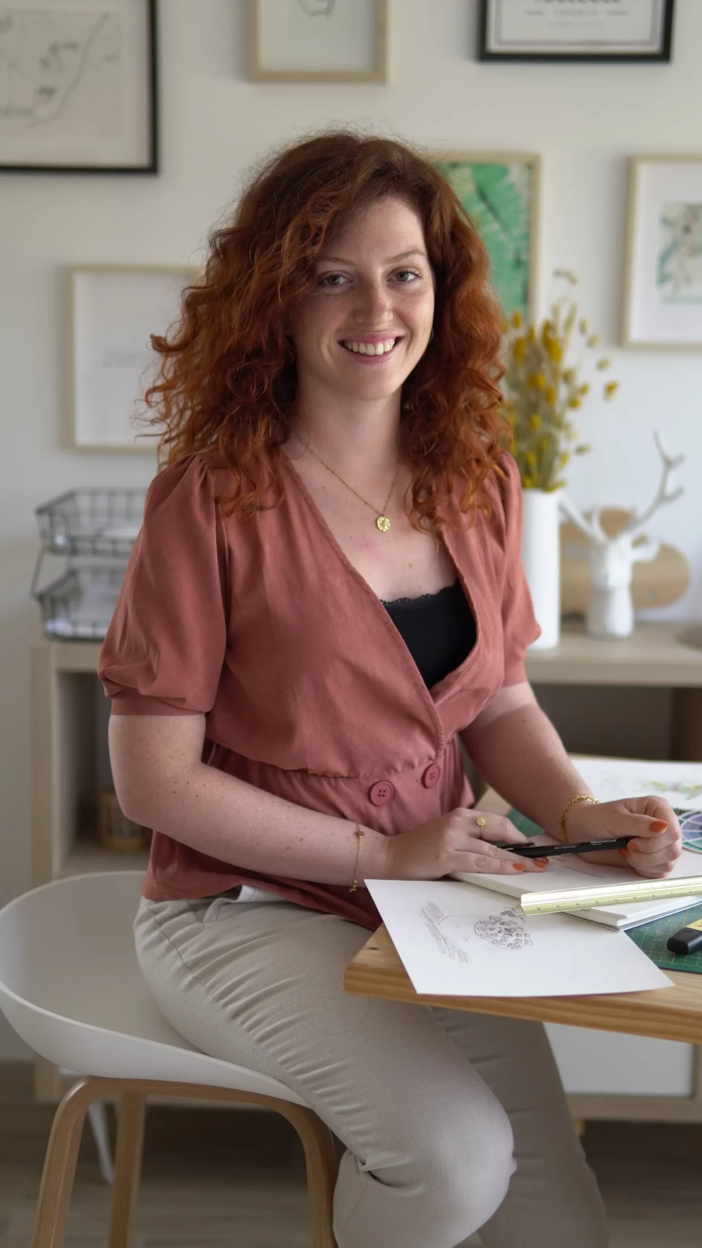 Elorri assise face à nous, souriante et prête à accompagner un projet de décoration d’événement