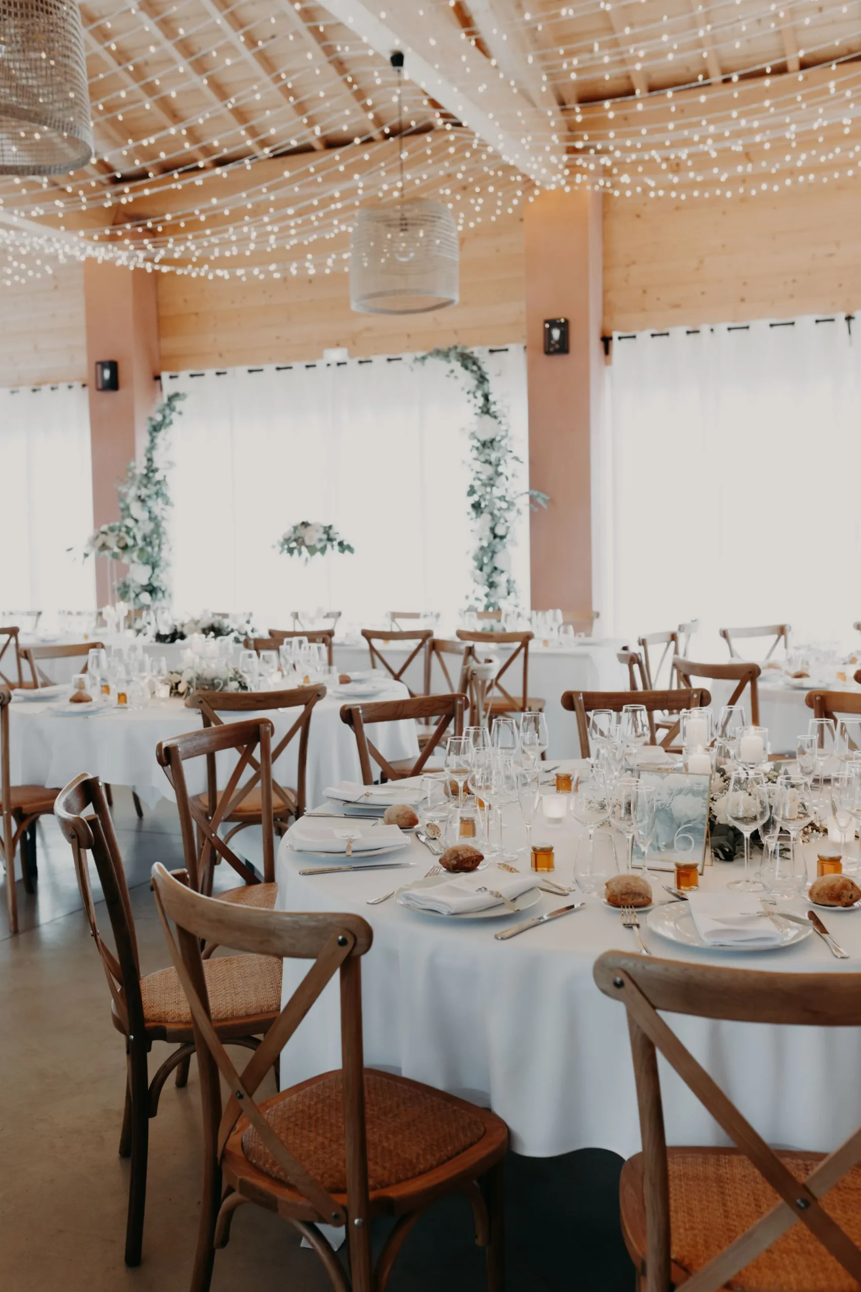 Décoration de la salle de réception du château de la Baronniedans une thématique poudrée